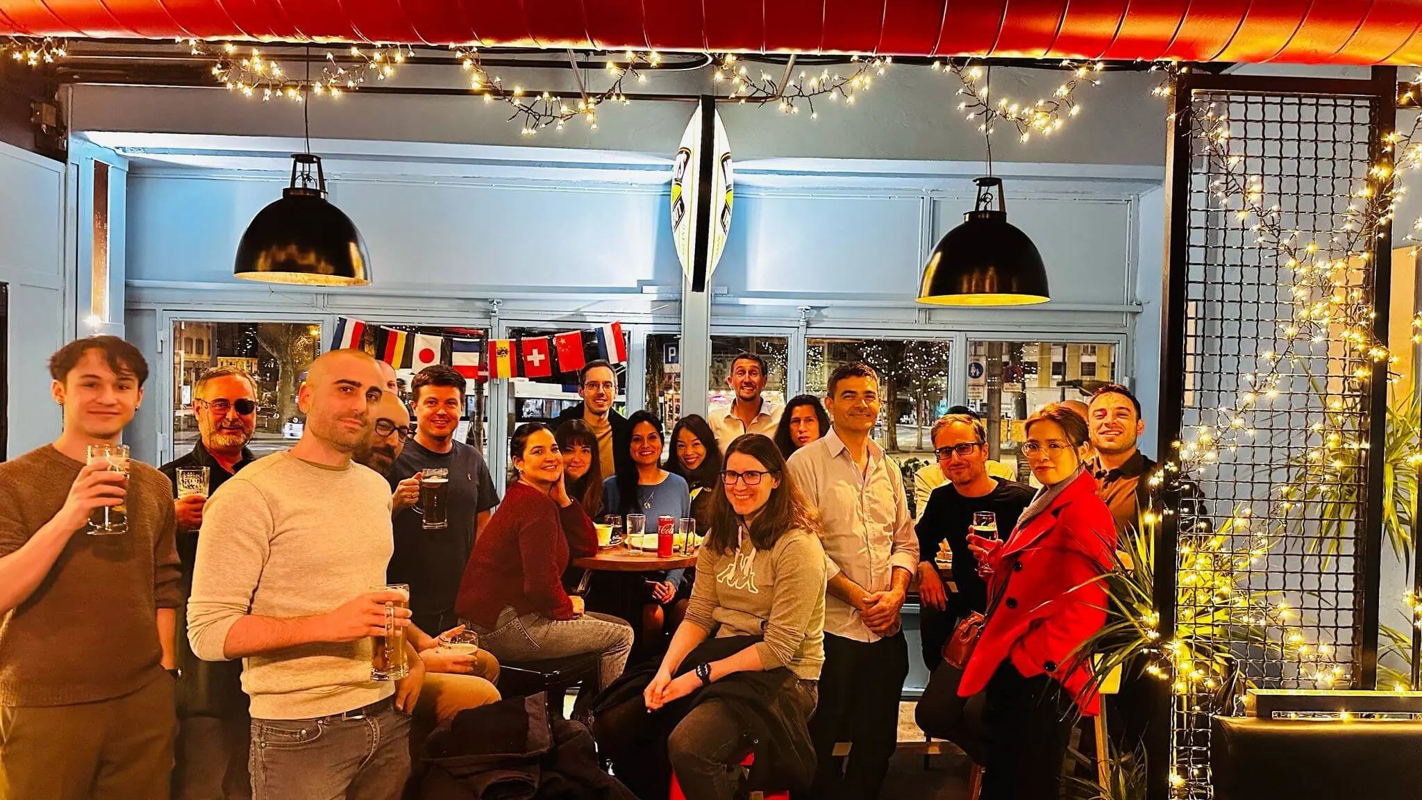 Thomas Stutz avec des participants lors d’un événement d’échange linguistique à Lausanne, réunissant des expatriés et des passionnés de langues